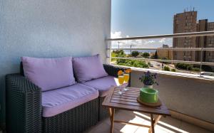 ein Sofa auf einem Balkon mit einem Tisch in der Unterkunft Dare in Split