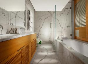 Koupelna v ubytování Bio Hotel Raphael - Relais & Châteaux + 18 fotografií