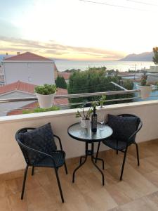 een tafel en stoelen op een balkon met uitzicht bij Apartment Lana in Baška Voda