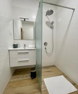 uma casa de banho com um chuveiro e um lavatório. em Villa7 em Alsóörs