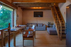 ein Wohnzimmer mit einem Tisch und einem Sofa in der Unterkunft villa archontiko ASKYFOU SFAKIA in Karés