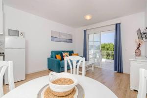 a kitchen and living room with a table and chairs at Apartamento Castellsol 211 in Arenal d'en Castell