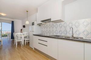 Kuchyňa alebo kuchynka v ubytovaní Apartamento Castellsol 209