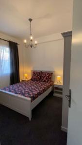 sypialnia z łóżkiem i żyrandolem w obiekcie Appartement entier. Nice Riquier w Nicei