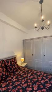 sypialnia z łóżkiem i żyrandolem w obiekcie Appartement entier. Nice Riquier w Nicei