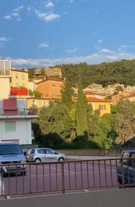 widok na miasto z samochodami na autostradzie w obiekcie Appartement entier. Nice Riquier w Nicei