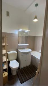 łazienka z toaletą, umywalką i wanną w obiekcie Appartement entier. Nice Riquier w Nicei