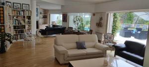 un soggiorno con un divano e una sedia di Villa d'exception piscine & domaine privé Mougins a Mougins