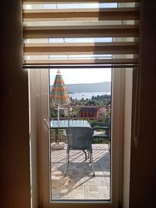 ventana con vistas a un patio con mesa en Apartmani Bosco en Tivat