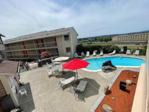 Bazén v ubytování Sunnyside Inn and Suites nebo v jeho okolí