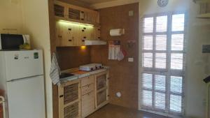 una cucina con frigorifero bianco e lavandino di Abete Bianco a Serra San Bruno