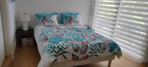 un letto con piumone e cuscini colorati di Villa d'exception piscine & domaine privé Mougins a Mougins Altre 44 foto