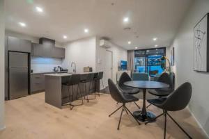 Gallery image of City Pulse Apartment with car park and city views in Auckland