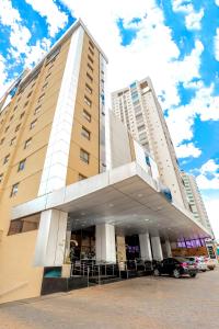 duży budynek z parkingiem przed nim w obiekcie SJ Premium Hotels By Atlantica w mieście Goiânia