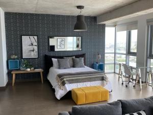 1 dormitorio con 1 cama, mesa y sillas en KASA Skyview Luxury Loft Style 15th floor Condo en San Juan