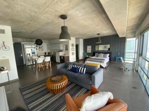 un soggiorno con divano e letto di KASA Skyview Luxury Loft Style 15th floor Condo a San Juan