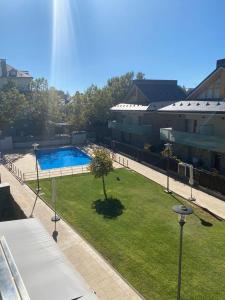 Výhled na bazén z ubytování Casa nueva en la ciudadela con piscina nebo okolí
