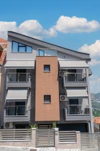 un'immagine di un condominio con balconi di DNS Apartments a Kavala