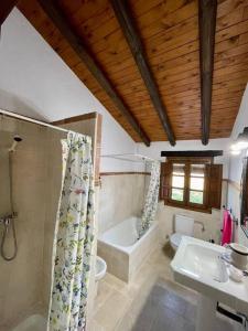 Ванная комната в Casa rural Molino los Patos, Yunquera