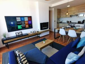 Televízia a/alebo spoločenská miestnosť v ubytovaní Golden Blue Arenales
