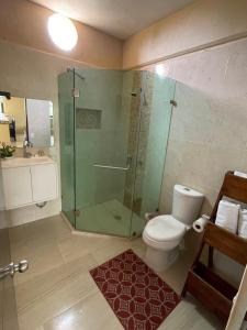 サン・フランシスコにあるSeArena San Panchoのトイレとガラスのシャワー付きのバスルーム +27枚の写真