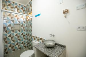 A bathroom at QUINTAL DO SON CHALÉS