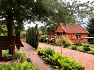 a brick walkway in front of a house at Agroturystyka Barycz Całoroczny Domek Marcel in Końskie