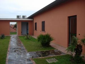 a house with a garden and a walkway at Ai Vecchi Tempi in Frattocchie