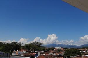 - une vue sur une ville avec des montagnes en arrière-plan dans l'établissement Apartamento de lujo , con linda vista, cuarto piso, à Cartago