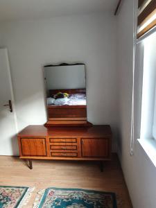 lustro na komodzie w pokoju w obiekcie Apartmani Podvisoki w mieście Visoko