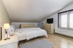 sypialnia z łóżkiem, telewizorem i oknem w obiekcie Apartment Ćosić Green w mieście Klenovica