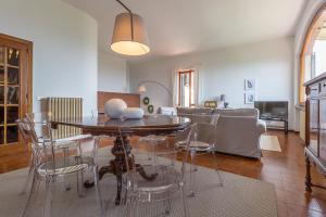 - une table à manger et des chaises dans le salon dans l'établissement Villa Donatelli, à Chiusi