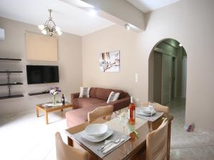 a living room with a table and a couch at Anna's House in Vlikhón