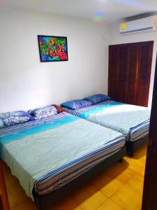 Ένα ή περισσότερα κρεβάτια σε δωμάτιο στο Apartamento Rodadero Santorini