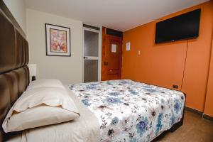 A bed or beds in a room at Antara Hostal