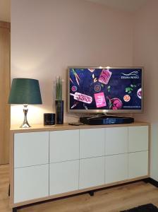 Televízia a/alebo spoločenská miestnosť v ubytovaní Apartament Agat - AZW Gdańsk