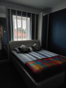 ムロンゴヴォにあるApartament Lipowaのベッドルーム1室(カラフルな毛布付きのベッド1台付)
