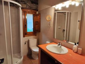 Koupelna v ubytování Allotjaments Cal Llarg + 80 fotografií