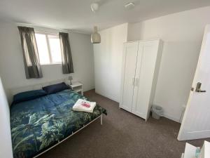 1 dormitorio con cama y ventana en The White Room, en Plymouth