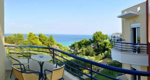 balcón con mesa, sillas y vistas al océano en Adonis, en Kallithea Halkidikis