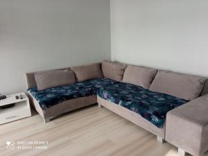 un sofá sentado en una sala de estar junto a una mesa en Apartament AQUAPARK en Reda