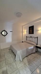 A bed or beds in a room at TREBOL Apartamentos Benalmádena