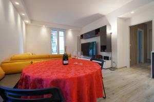 soggiorno con tavolo e bottiglia di vino; di Ghisello Luxury Guesthouse a Bologna