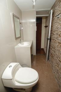A bathroom at Antara Hostal