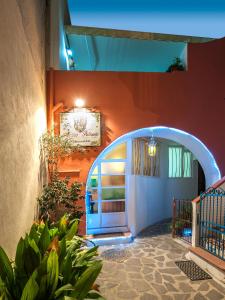 un accès à un bâtiment avec une arche dans l'établissement B&B Antico Palmento, à Lipari