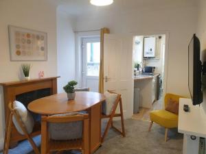a living room with a table and chairs and a kitchen at Cosy 2 Bedroom City House with 2 Bathrooms in Norwich