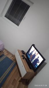 un televisor sentado en una mesa en una habitación en Via Dinarica GuestHouse, en Jablanica