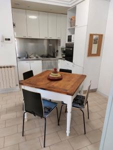 Η κουζίνα ή μικρή κουζίνα στο Appartamento Porta Marina