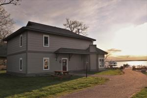 una casa con un tavolo da picnic di fronte di Bay Colony 773 - Upper a Nisswa