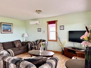 TV a/nebo společenská místnost v ubytování Montgomery Cavendish Cottages